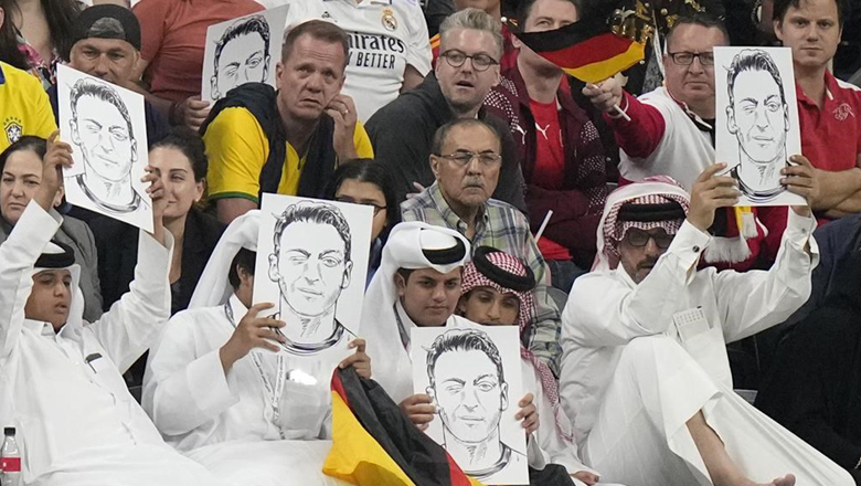 CĐV Qatar đem ảnh của Ozil ra trả đũa ĐT Đức - Ảnh 2