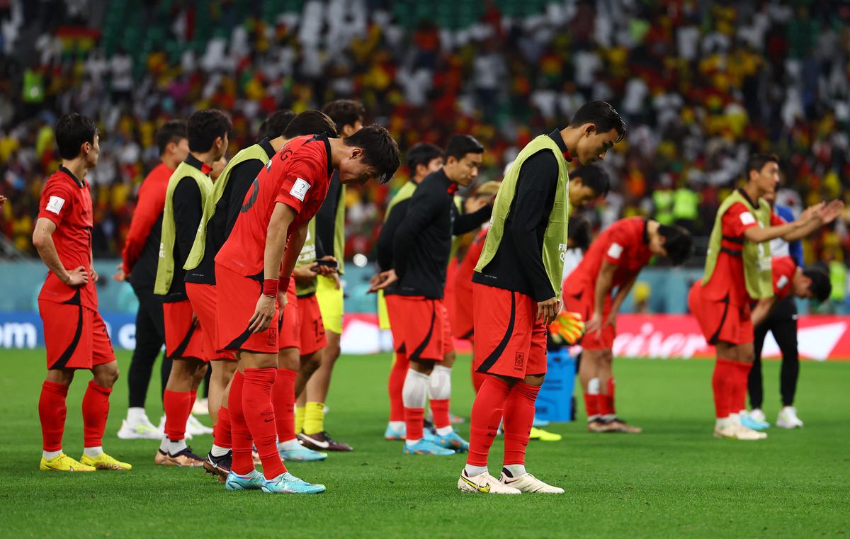 Bento không tham gia họp báo, trợ lý HLV Hàn Quốc nói trận thua Ghana 'không công bằng' - Ảnh 1