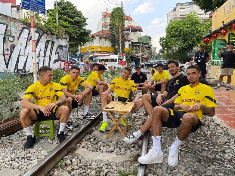 Cầu thủ Dortmund thích thú đi xích lô ở Việt Nam - Ảnh 2