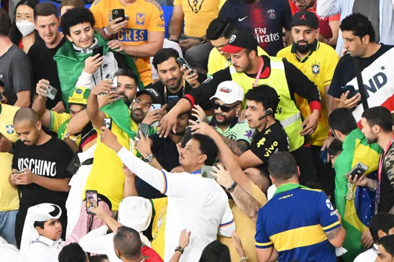 CĐV đua nhau chụp ảnh với Neymar 'fake' trong trận Brazil gặp Thụy Sĩ - Ảnh 1