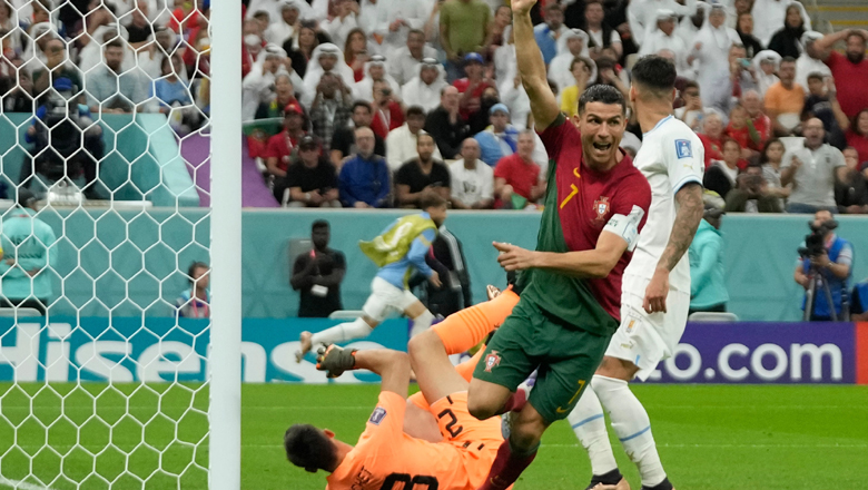 Ronaldo thừa nhận đã chạm bóng trong bàn thắng đầu tiên của Bồ Đào Nha - Ảnh 1