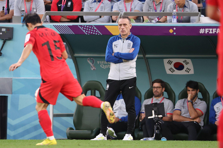 HLV ĐT Hàn quốc xin lỗi học trò vì tấm thẻ đỏ ở trận thua Ghana - Ảnh 1