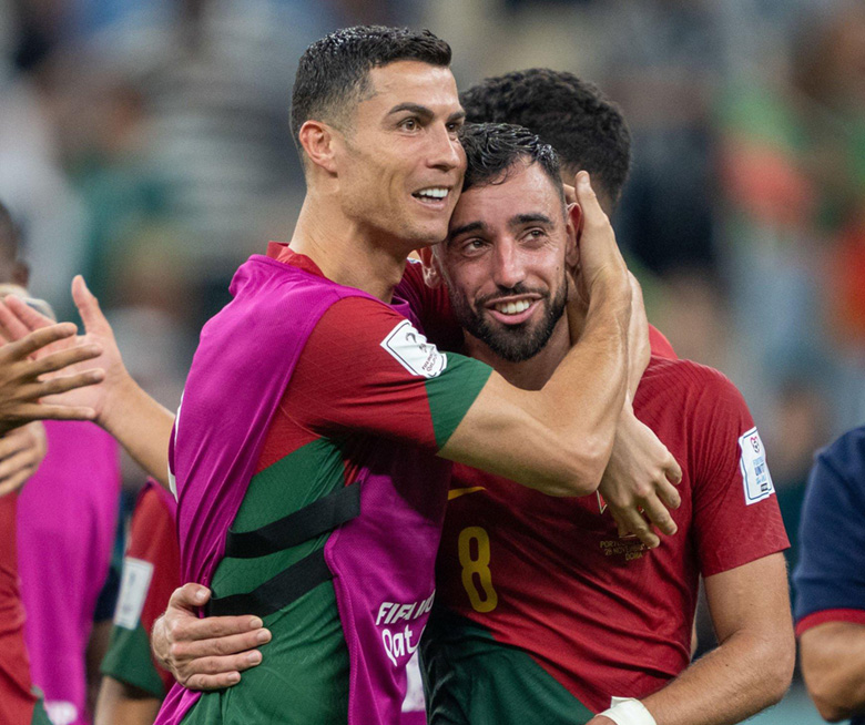 Khoảnh khắc 'đốn tim' fan nhí của Ronaldo trong trận Bồ Đào Nha gặp Uruguay - Ảnh 1