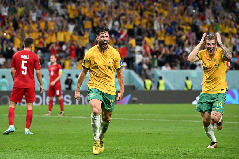 CĐV Australia ăn mừng cuồng nhiệt lúc 3 giờ sáng sau trận thắng Đan Mạch - Ảnh 1