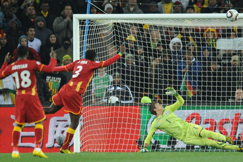Suarez lên tiếng thách thức dù bị người Ghana coi như 'kẻ thù quốc gia' - Ảnh 1