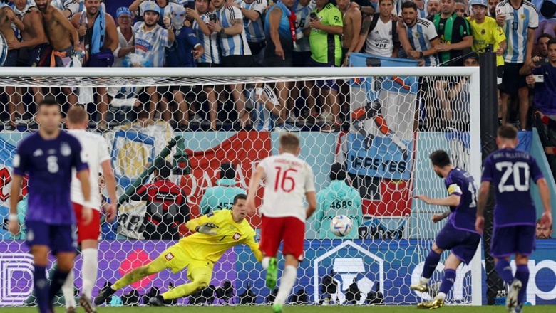 Szczesny ngăn Messi ghi bàn, tái hiện thành tích không tưởng ở World Cup sau 20 năm - Ảnh 1