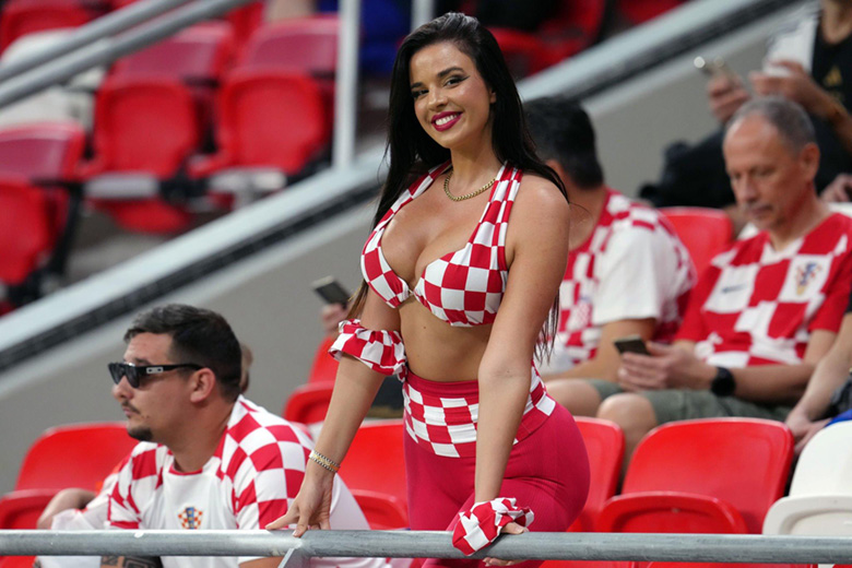 Ivana Knoll, nữ CĐV gợi cảm nhất World Cup 2022 tự tin mặc biniki ở Qatar - Ảnh 1