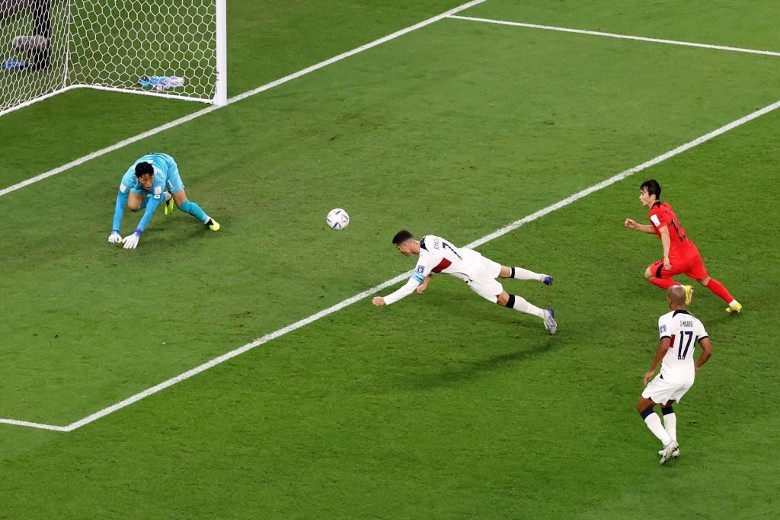 Ronaldo ‘hóa báo’ như Lukaku: Giúp đối thủ ghi bàn rồi bỏ lỡ cơ hội trước khung thành trống - Ảnh 2