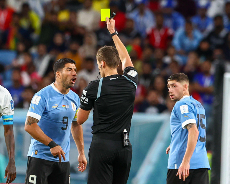 Suarez tố FIFA luôn tìm cách chèn ép ĐT Uruguay - Ảnh 1