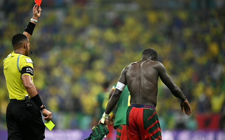 Thủ quân ĐT Cameroon nhận thẻ đỏ vì ném áo ăn mừng chiến thắng lịch sử trước Brazil - Ảnh 1