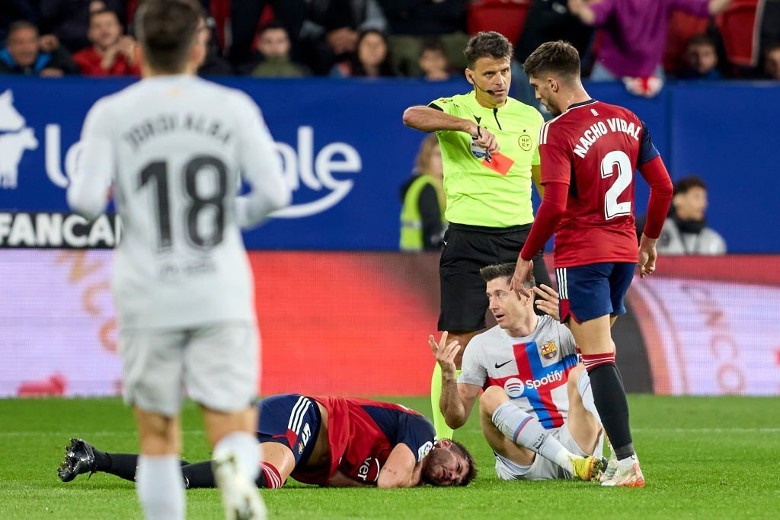 Barca kháng án bất thành, Lewandowski nhận án cấm thi đấu 3 trận vì ‘khịa’ trọng tài - Ảnh 2