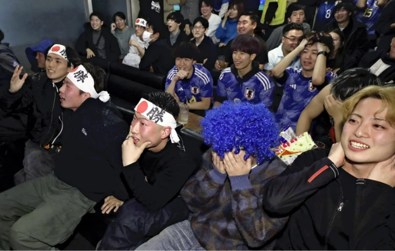 CĐV Nhật Bản phản ứng trái chiều sau khi bị Croatia loại khỏi World Cup 2022 - Ảnh 2