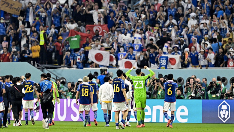 CĐV Nhật Bản vẫn dọn rác dù đội nhà để thua Croatia - Ảnh 1