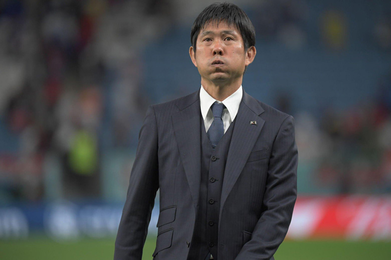 HLV Moriyasu cúi đầu cảm ơn NHM sau khi Nhật Bản dừng bước tại World Cup - Ảnh 1