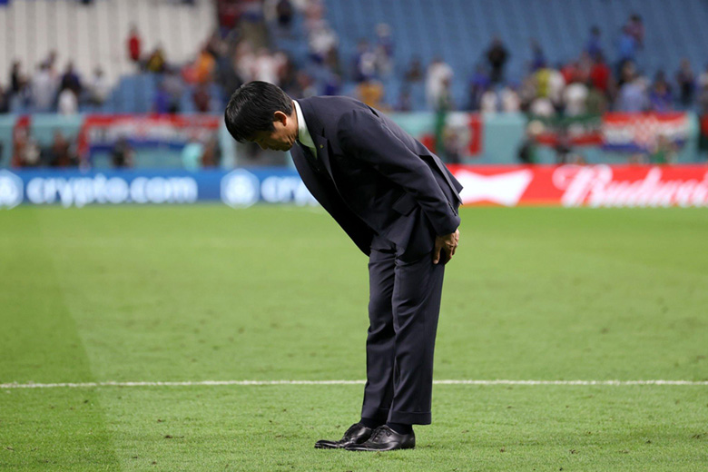 HLV Moriyasu cúi đầu cảm ơn NHM sau khi Nhật Bản dừng bước tại World Cup - Ảnh 2