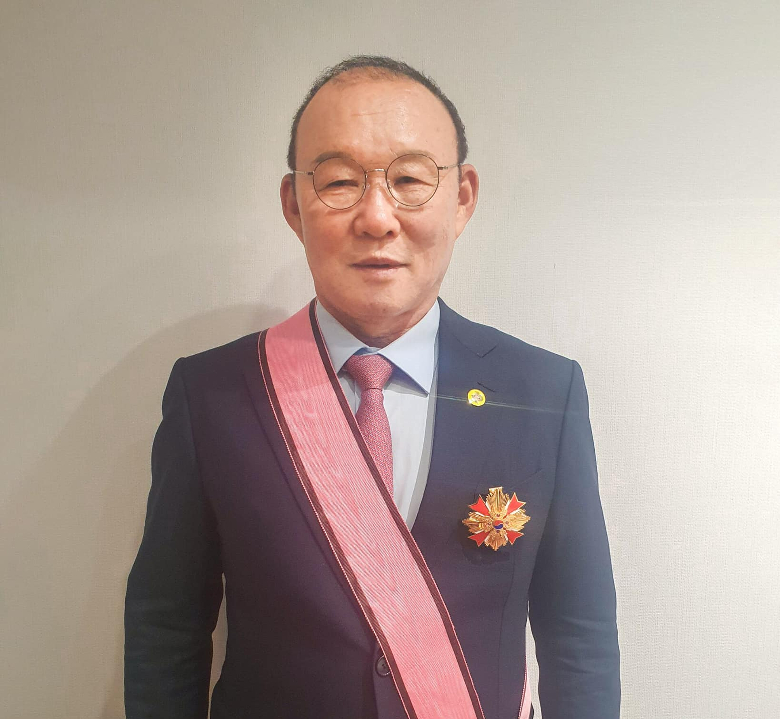 HLV Park Hang Seo nhận Huân chương vì sự nghiệp ngoại giao Hàn Quốc - Ảnh 1