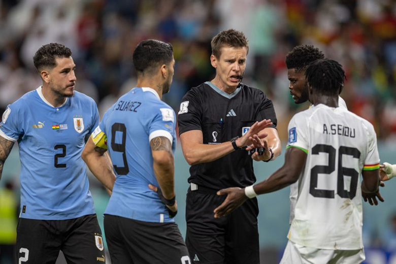 Trọng tài bắt chính trận Ghana gặp Uruguay bị loại khỏi World Cup 2022 - Ảnh 4