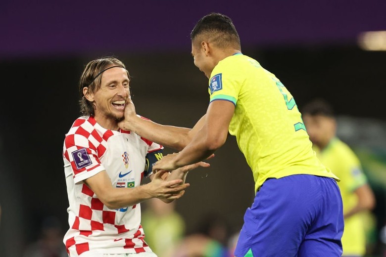Modric và Casemiro đổi áo ngay sau khi kết thúc hiệp 1 trận Croatia - Brazil - Ảnh 1