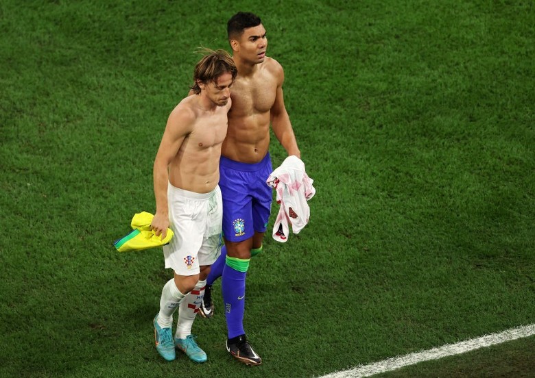 Modric và Casemiro đổi áo ngay sau khi kết thúc hiệp 1 trận Croatia - Brazil - Ảnh 2