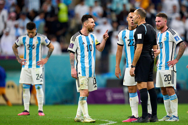 Messi thoát án treo giò sau khi chỉ trích trọng tài trận Argentina thắng Hà Lan - Ảnh 1
