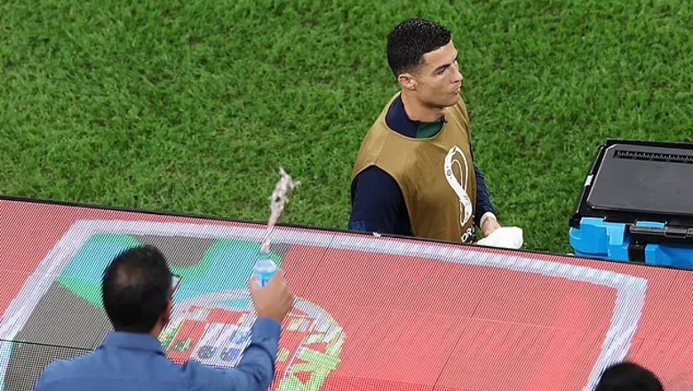 Cổ động viên bị ‘tống cổ’ khỏi sân vì hắt nước vào mặt Ronaldo - Ảnh 1
