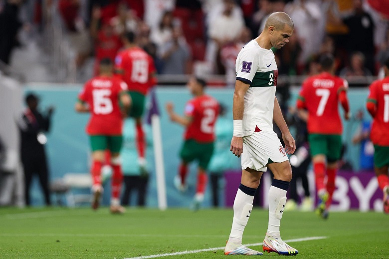 Pepe gãy xương tay vẫn đá hết trận Morocco vs Bồ Đào Nha - Ảnh 2
