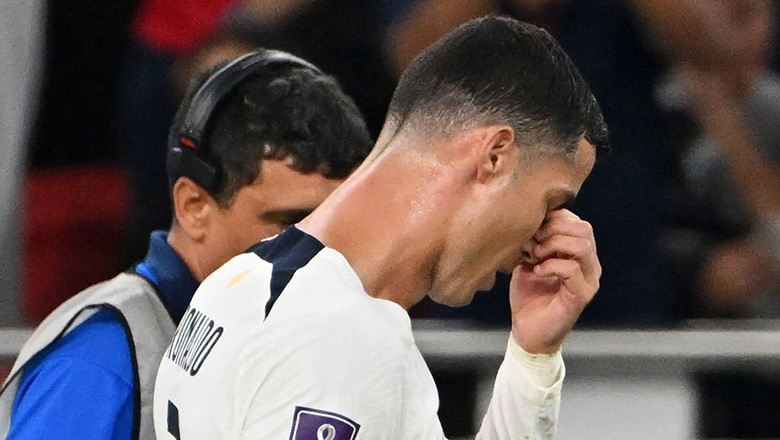 Ronaldo khóc nức nở sau khi ĐT Bồ Đào Nha bị loại khỏi World Cup 2022 - Ảnh 1