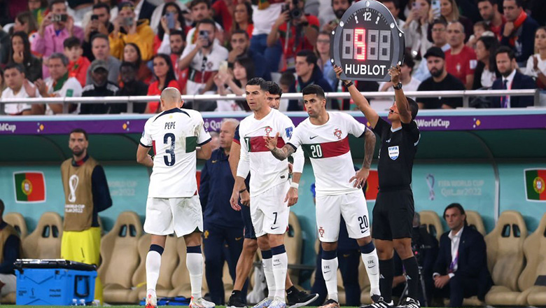 Ronaldo khóc nức nở sau khi ĐT Bồ Đào Nha bị loại khỏi World Cup 2022 - Ảnh 9