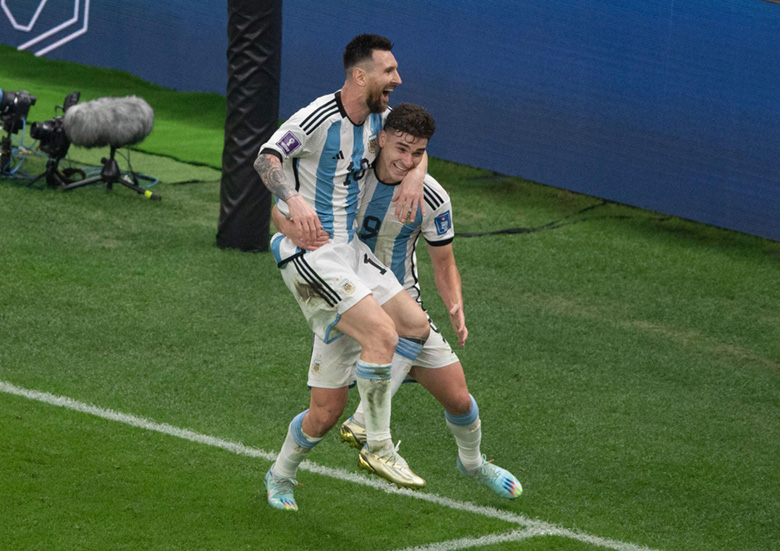 Bức ảnh Messi và Alvarez 10 năm trước gây sốt sau trận thắng Croatia - Ảnh 1