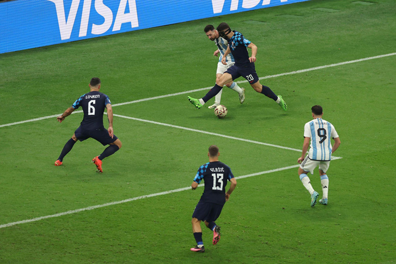 Messi biến trung vệ hay nhất World Cup 2022 thành trò hề - Ảnh 2
