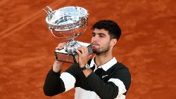 Alcaraz lập hàng loạt cột mốc khủng sau chức vô địch Roland Garros 2025