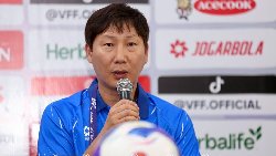HLV Kim Sang Sik nhận sai sót, xin lỗi NHM Việt Nam sau thảm bại 0-4