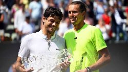 Zverev thua Fritz trận thứ 5 liên tiếp, vẫn trắng tay trên mặt sân cỏ