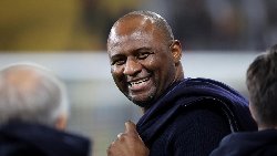 Vieira tái xuất, làm thầy của Balotelli tại CLB Serie A