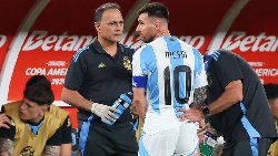 Argentina cầm chắc vé đi tiếp, Messi được giữ chân trận cuối