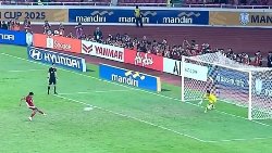 Trọng tài gây tranh cãi khi cho U23 Indonesia đá lại quả 11m trước U23 Thái Lan