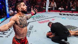 Ilia Topuria thắng knock-out Charles Oliveira, giành đai UFC Lightweight