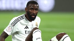 Antonio Rudiger nhận án phạt 'có cũng như không' sau vụ ném chai nước vào trọng tài