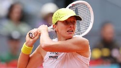 Swiatek ngược dòng vào bán kết Madrid Open 2025 dù thua trắng set 1